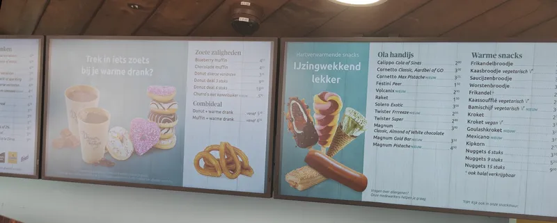 Menuschermen boven de toonbank van een horecapunt in het park